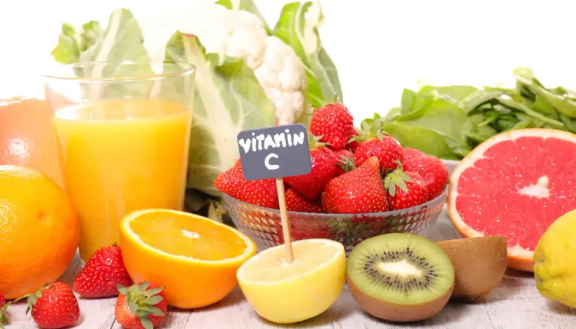 Frukt och grönsaker som jordgubbar, apelsiner, kiwi och grapefrukt, rika på **c vitamin**.