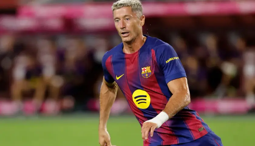 Robert Lewandowski w koszulce FC Barcelony, gotowy do gry w La Liga.
