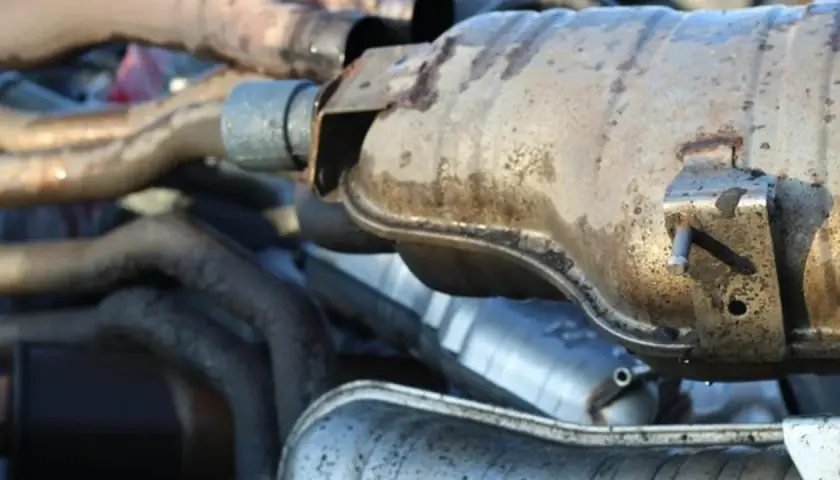 Montón de catalizadores de coches oxidados. Se roban por los metales preciosos que contienen, como platino y rodio.