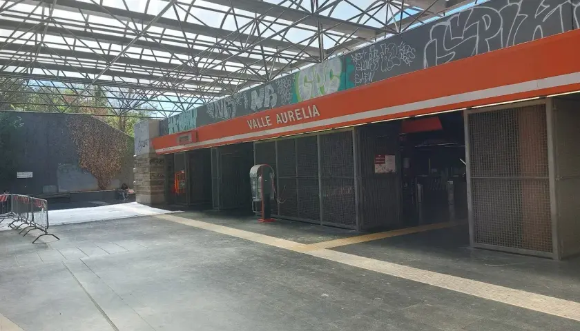 Ingresso della stazione **Valle Aurelia** a Roma, con tettoia metallica e graffiti.