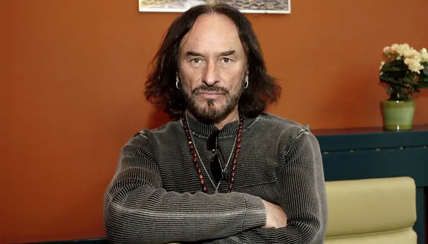 Stan Borys, artysta z charakterystyczną brodą i długimi włosami, w swetrze z prążkami. Jego piosenki, ułożone alfabetycznie, tworzą bogaty dorobek.