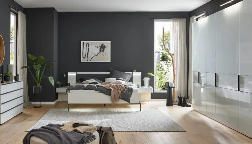 Gemütliches Schlafzimmer mit Bücherregal als Raumteiler. Tolle zimmer inspo für kleine Wohnungen.