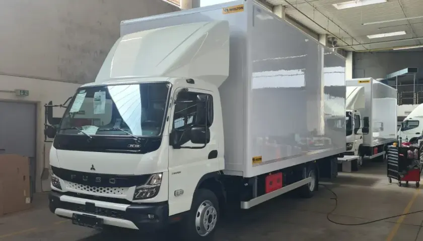 Un Fuso Canter 4x4 blanc, prêt pour l'aventure, avec sa caisse isolée Wielton.