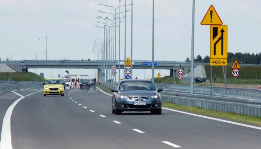 Znak „zjazd z autostrady” – Jakie są zasady i znaczenie tego oznaczenia?