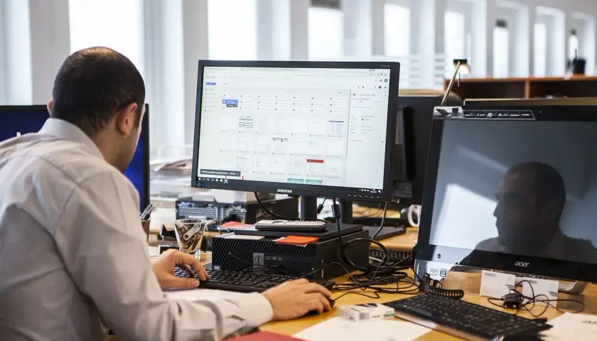 Diagnoza zasilacza ATX multimetrem: Sprawdź napięcia krok po kroku