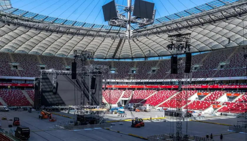 Scena na Stadionie Narodowym przygotowywana do wielkich sanah koncertów 2026. Ogromna konstrukcja z ekranami i oświetleniem czeka na tłumy.