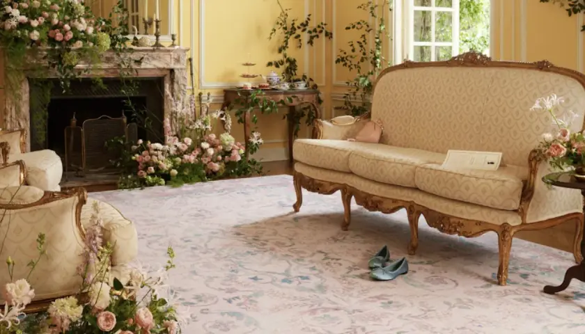 Ein Salon im Regency Stil, üppig geschmückt mit Blumen. Ein Sofa und Sessel laden zum Verweilen ein.