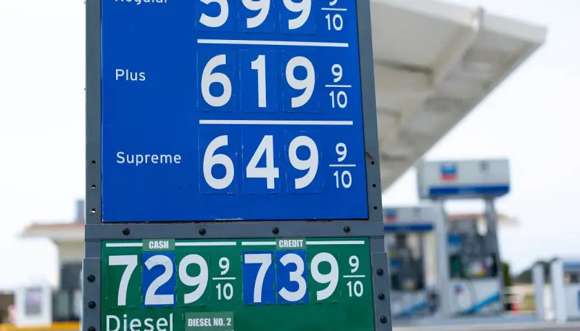 Ceny paliw w USA: litr benzyny Regular kosztuje 5,99 USD, Plus 6,19 USD, Supreme 6,49 USD. Diesel 7,29 USD (gotówka) lub 7,39 USD (karta).