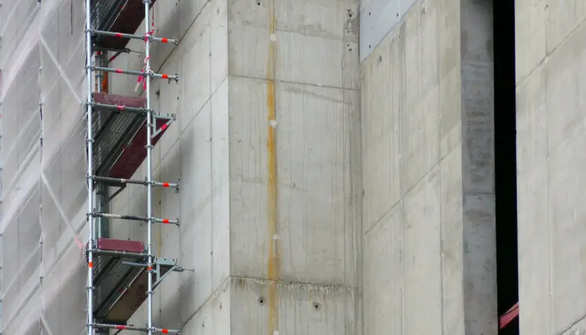 Gerüst nach DIN 1048 an Betonwand mit Fensteröffnung.