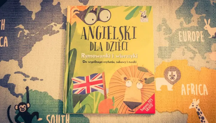 Książka "Angielski dla dzieci" z lwem i flagą Wielkiej Brytanii na tle mapy świata.