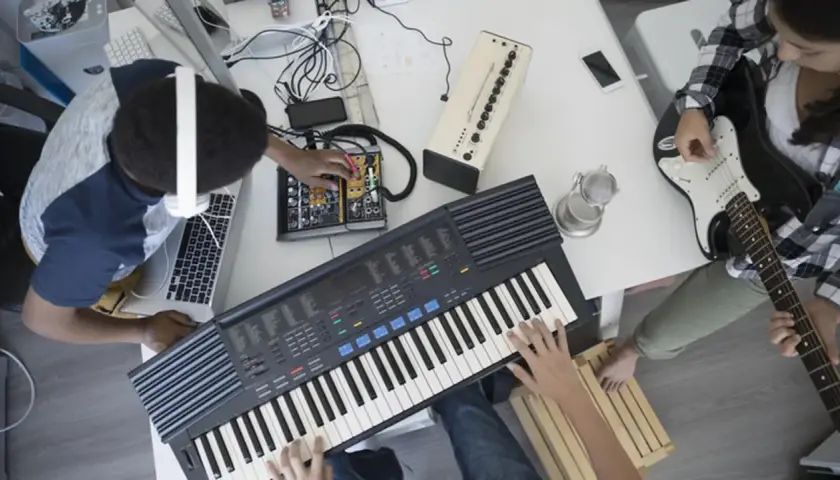 Tworzenie muzyki na żywo: syntezator dźwięku inaczej, gitara i mikser.