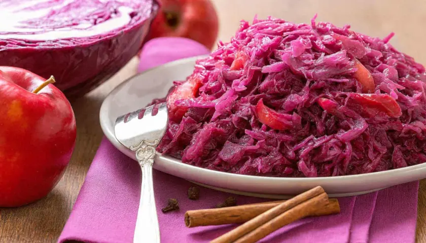 Délicieux chou rouge recette avec des pommes, cannelle et clous de girofle. Un plat coloré et savoureux.