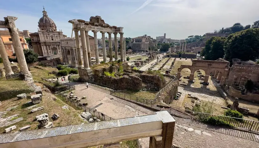 Il Foro Romano, un luogo imperdibile per chi visita Roma antica cosa vedere. Colonne imponenti, rovine e la cupola di Santa Maria di Loreto.