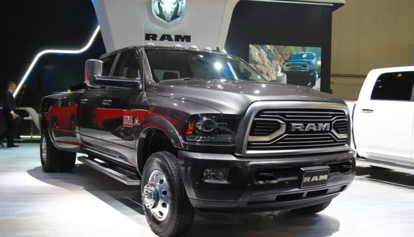 Szary Dodge Ram 3500 z podwójnymi tylnymi kołami prezentuje się imponująco na wystawie, gotowy do pokonywania trudnych terenów.