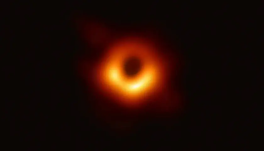Pierwsze zdjęcie m87 czarna dziura. Widoczny pierścień gorącej plazmy otaczający ciemny środek.