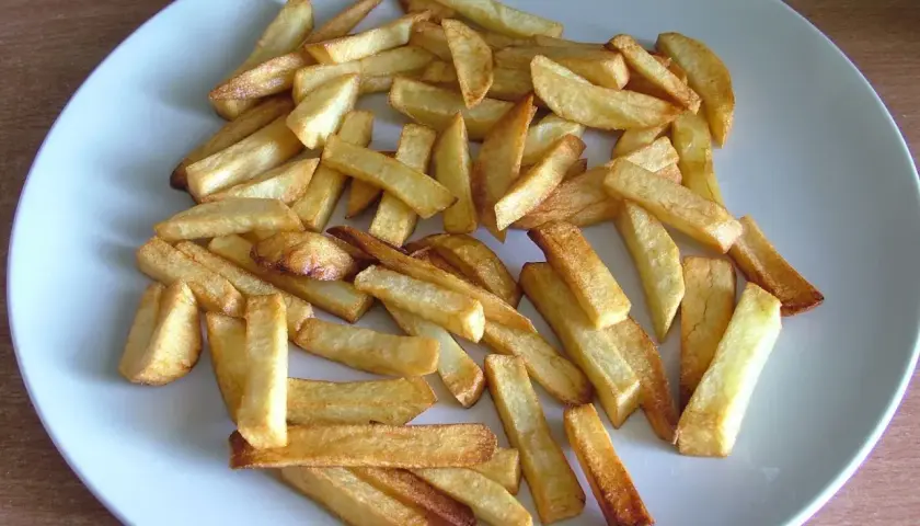 Złociste frytki z piekarnika, idealne dla dbających o linię. Sprawdź ich niskie frytki z piekarnika kcal!