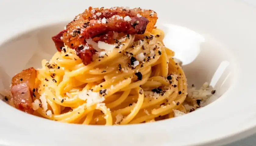 Pyszna gricia z chrupiącym guanciale, posypana parmezanem i świeżo mielonym pieprzem.