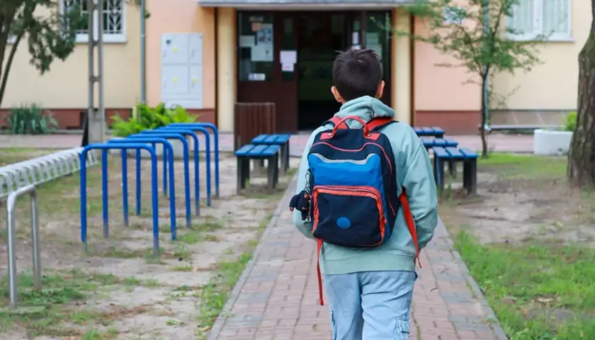 Chłopiec z plecakiem idzie do szkoły. Czy religia wlicza się do czerwonego paska?