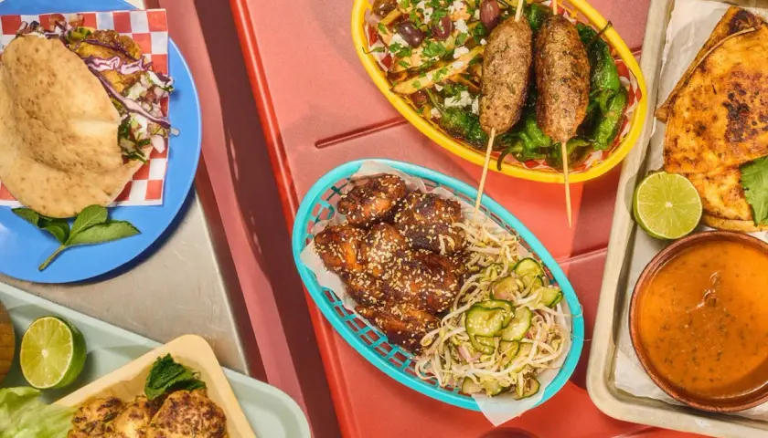 En härlig buffé med olika snittar recept: kycklingvingar, kebabspett, falafel och pitabröd med fyllning.