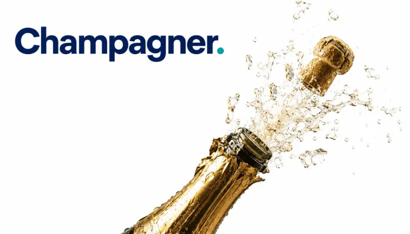 Champagner sprudelt aus einer geöffneten Flasche, der Korken fliegt davon. Was ist Champagner? Ein Festgetränk!