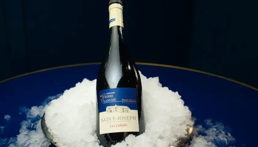 Bouteille de vin Saint-Joseph Les Caboles sur de la glace.