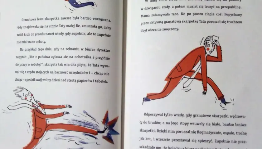 Ilustracja przedstawia mężczyznę w garniturze, który biegnie, a z jego nogawki wystaje granatowa skarpetka.