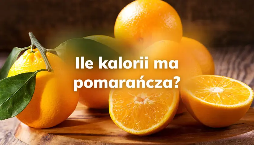 Kilka pomarańczy, w tym przekrojona na pół, na drewnianej desce.