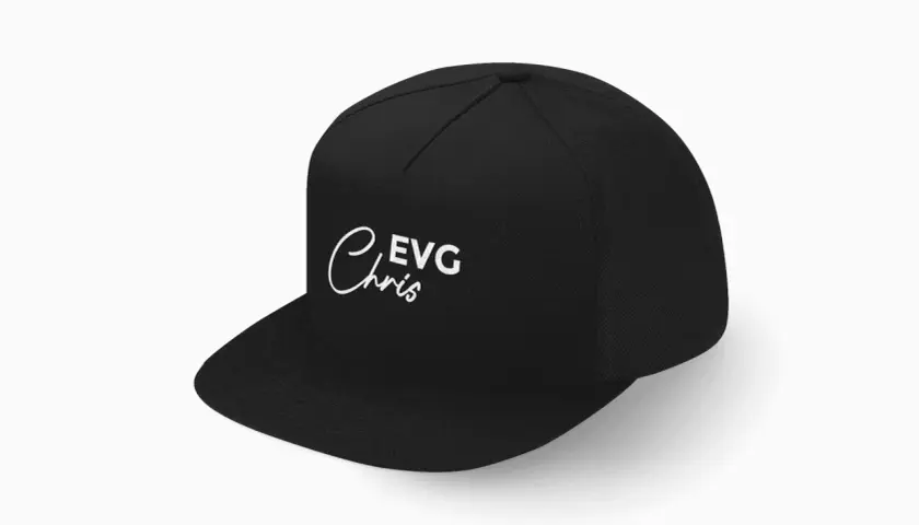 Casquette noire avec inscription "Chris EVG" en blanc. Parfait pour la fausse liste valise EVG !
