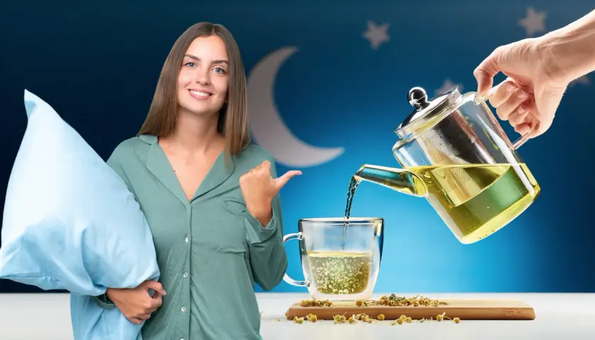 Mujer sonriente con almohada, disfrutando de los beneficios de la manzanilla por la noche. Té de manzanilla vertiéndose en una taza.