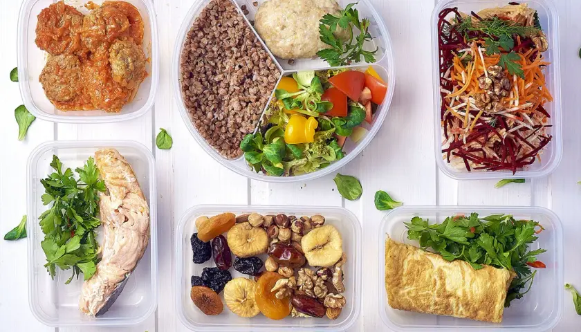 Zdrowe posiłki w pojemnikach: ryba, mięso, kasza, sałatka, omlet, suszone owoce i orzechy. Dieta bezglutenowa, pomocna przy celiakii objawy.