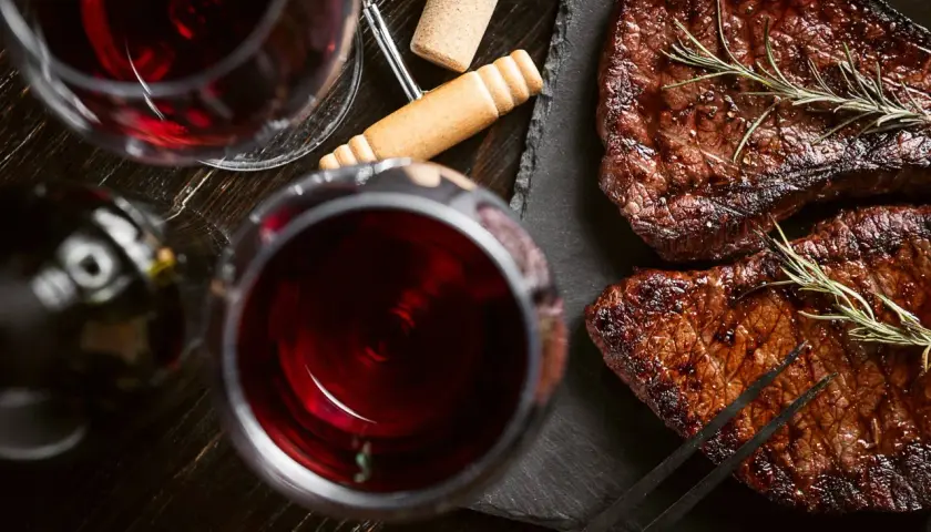 Deux steaks grillés, parfaits avec du pinot noir. Une expérience culinaire à savourer.