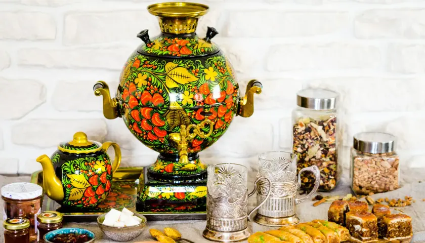 Samovar décoré de motifs floraux, prêt pour le thé. Son fonctionnement est simple : chauffer l'eau pour une pause gourmande.