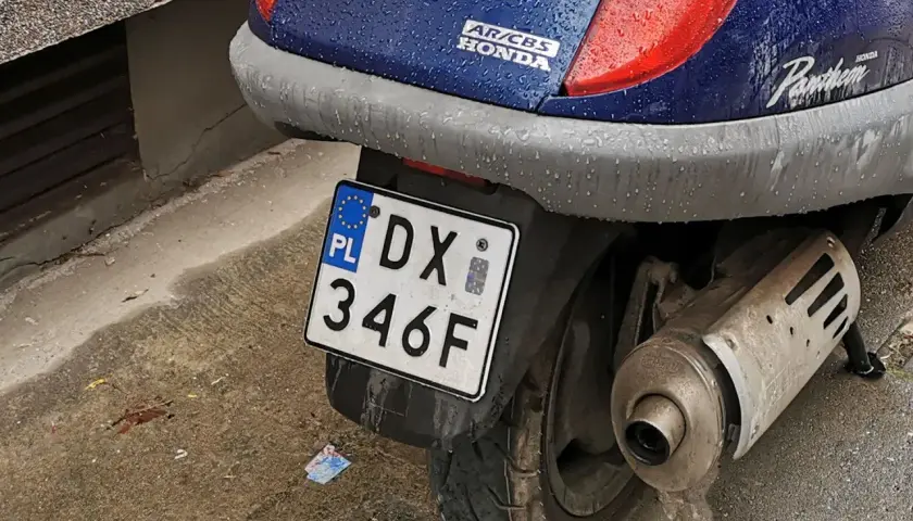 Skuter Honda Pantheon z tablicą rejestracyjną DX 346F.