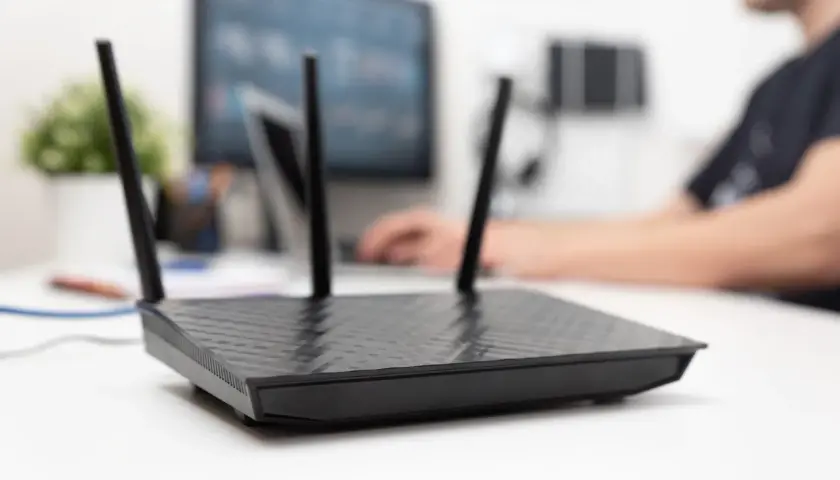 Router z antenkami na biurku. Czy można mieć internet w telefonie bez karty sim? Tak, dzięki Wi-Fi.