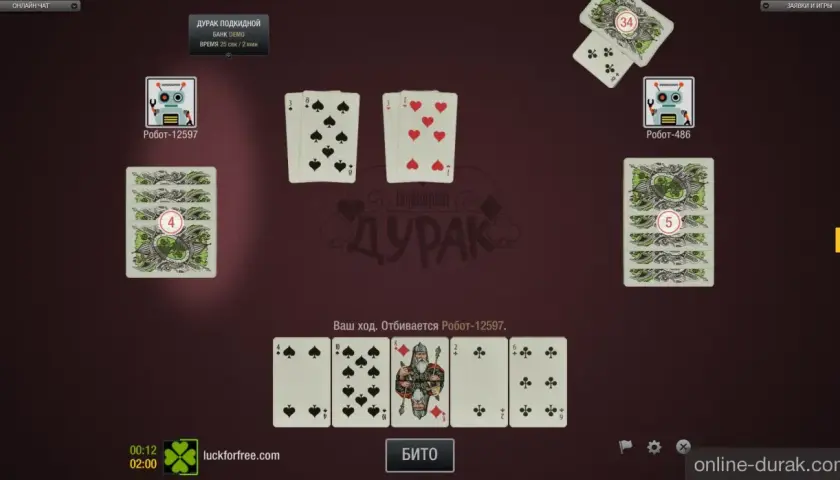 Gra w duraka online. Na stole karty, gracze to roboty. Czas na ruch.