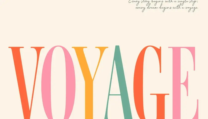Kolorowe litery tworzą napis "VOYAGE". Nad nim cytat: "Każda historia zaczyna się od jednego kroku, każde marzenie zaczyna się od podróży".