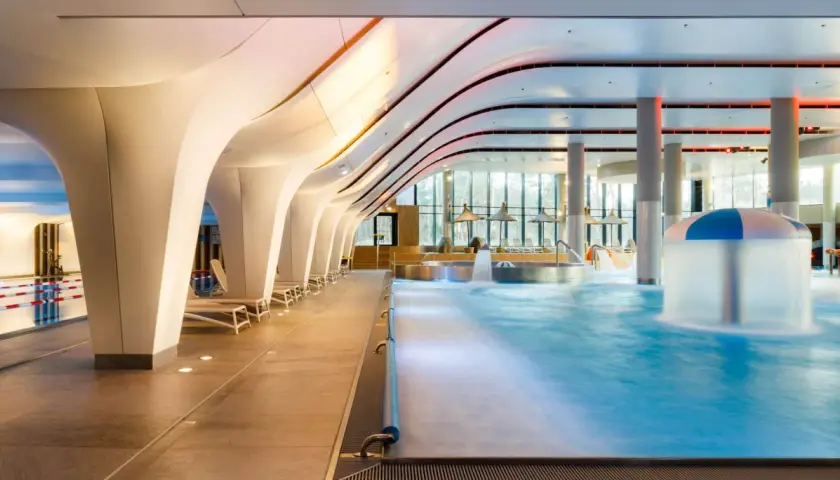 Nowoczesny basen z hydromasażem i atrakcjami wodnymi. Sprawdź radisson blu resort świnoujście ceny i zarezerwuj pobyt.