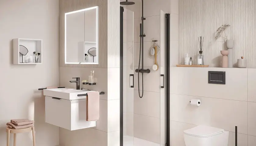 Modernes kleines Bad gestalten 4qm: Hängendes Waschbecken, bodengleiche Dusche mit schwarzem Rahmen, wandhängende Toilette und beleuchteter Spiegelschrank.