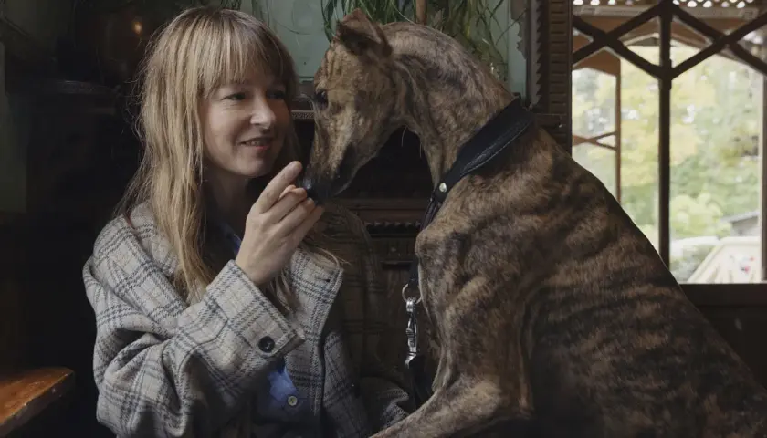 Jenny Tunedal ler mjukt mot sin hund.