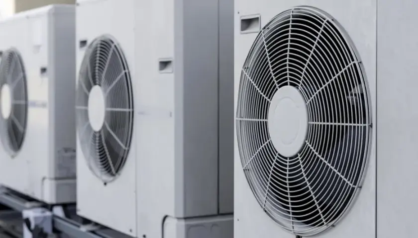 Trzy jednostki zewnętrzne klimatyzatorów, które mogą posłużyć do konwersji na pompę ciepła, stoją obok siebie na dachu.