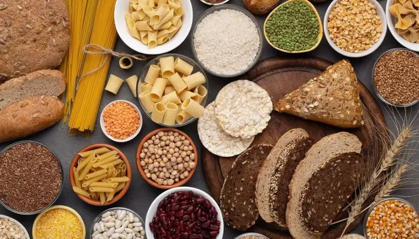 Mnóstwo produktów, co ma dużo węglowodanów: chleb, makarony, ryż, kasze, fasole, soczewica, płatki.