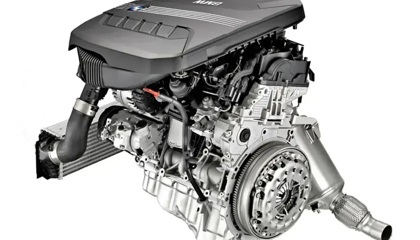 Silnik N47T BMW z turbosprężarką i intercoolerem, gotowy do montażu.