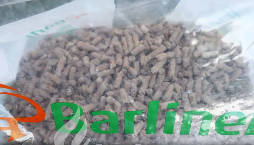 Worek z pelletem Barlinek. Czy pellet Barlinek jest dobry? Widać drobne, brązowe granulki.