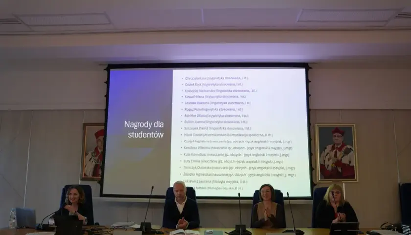 Uroczystość wręczenia nagród studentom, wśród nich wyróżnieni z filologii słowiańskiej.