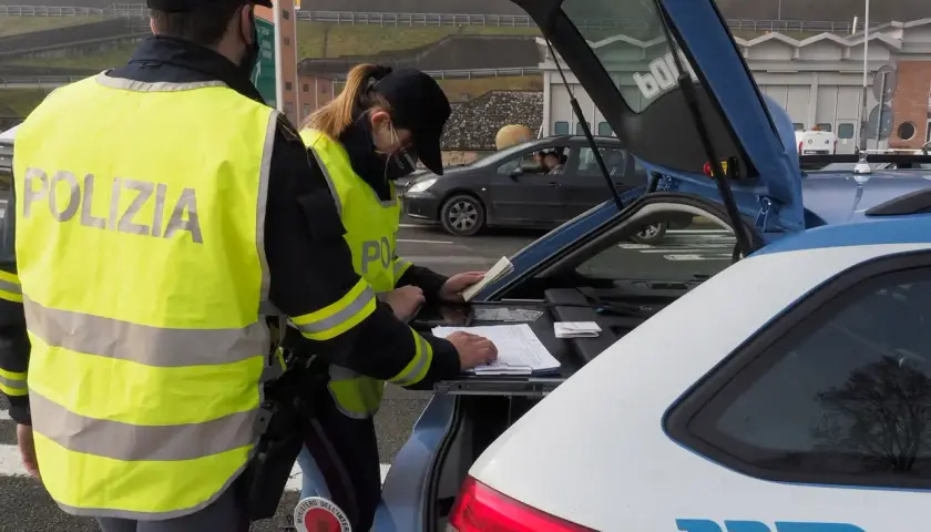 Agenti di Polizia controllano documenti, forse per un caso di targa clonata.