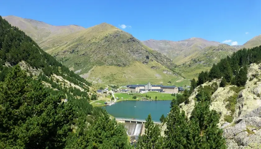 Paisaje de montaña en Queralbs, con el lago de Nuria y el santuario al fondo.