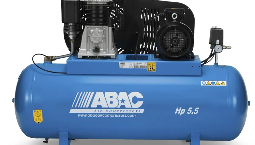 Compresor de aire azul de la marca ABAC, modelo Hp 5.5, con motor y depósito.