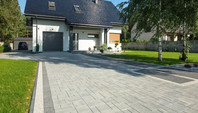 Ile kosztuje podjazd z kostki brukowej? Zobacz, co wpływa na cenę