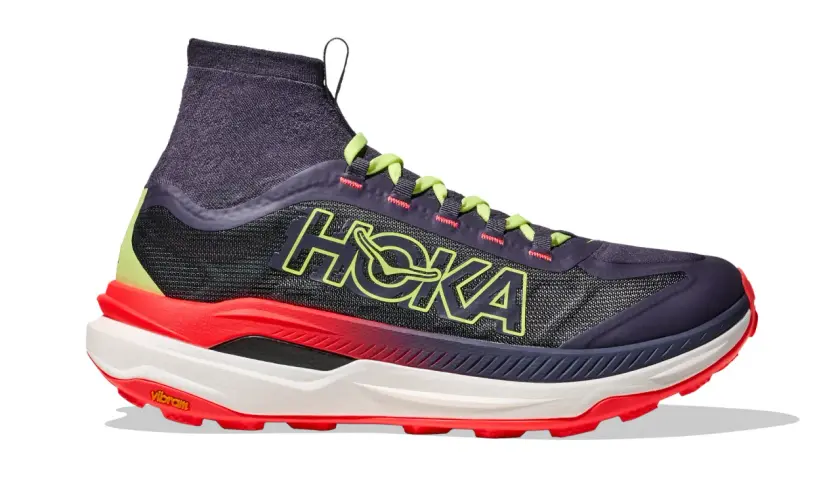 Buty trailowe Hoka: ciemnogranatowe z neonowożółtym logo, czerwono-białą podeszwą i cholewką typu skarpeta. Idealne na górskie szlaki.