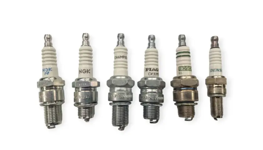 Sei candele per auto affiancate: NGK, Champion, Denso, Bosch. Una tabella comparazione candele NGK e altri marchi.